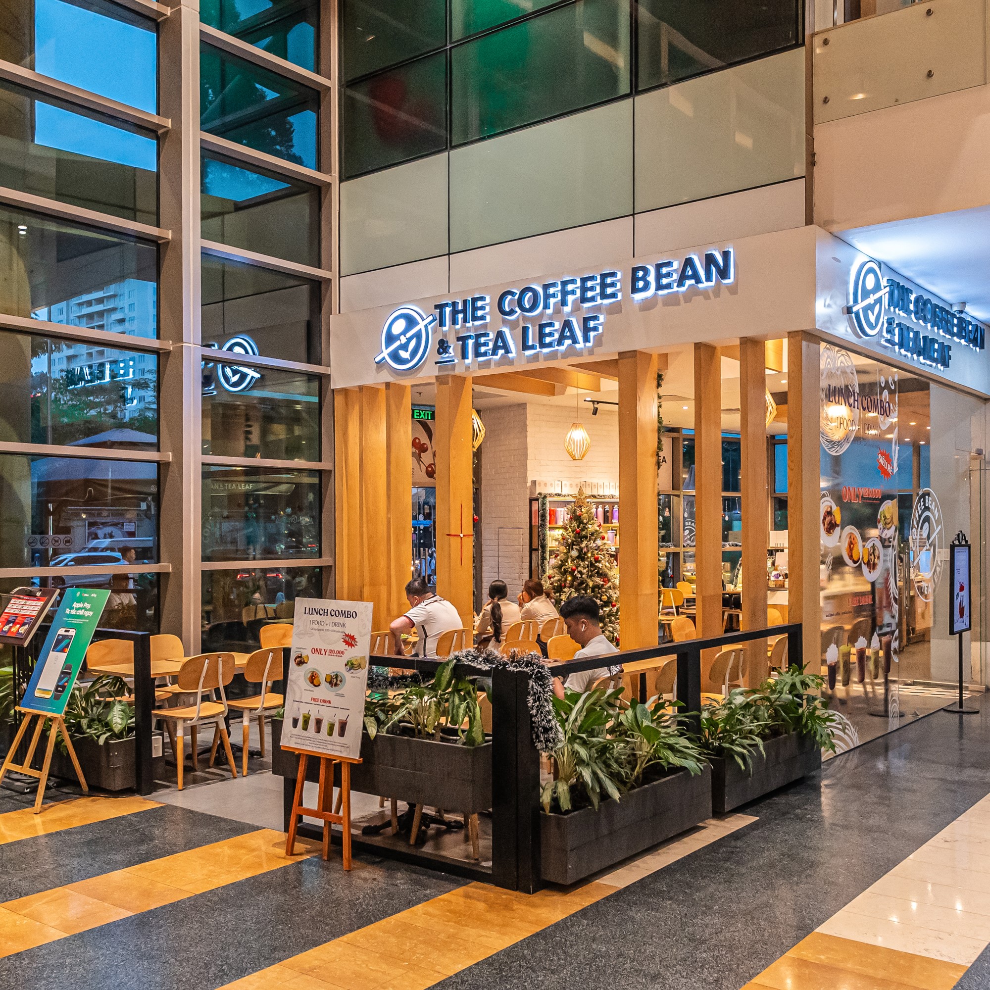 Không gian The Coffee Bean & Tea Leaf view đường Lê Duẩn