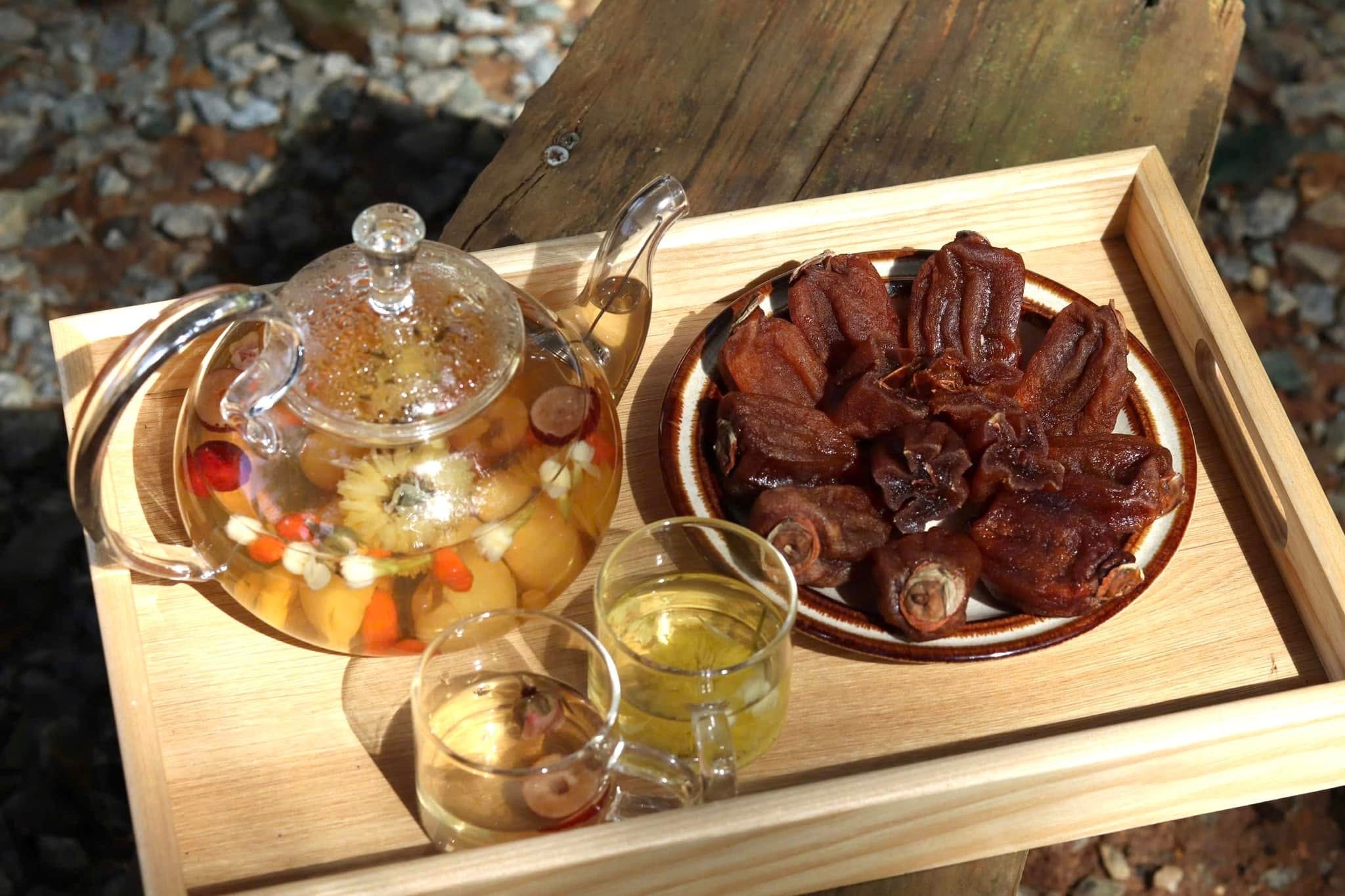 Thưởng thức hồng khô tại vườn quán cafe Đà Lạt