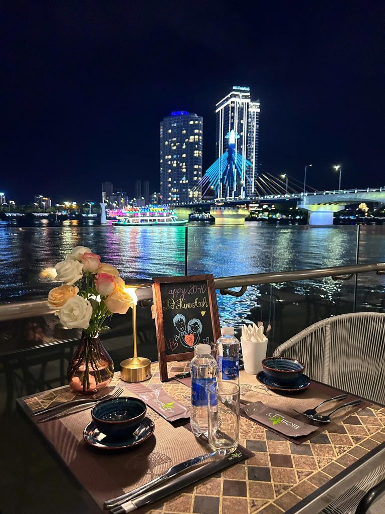 View trực diện quán cafe ngắm pháo hoa Memory Lounge