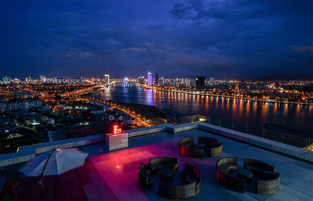 View đẹp quán cafe ngắm pháo hoa Alacarte Rooftop