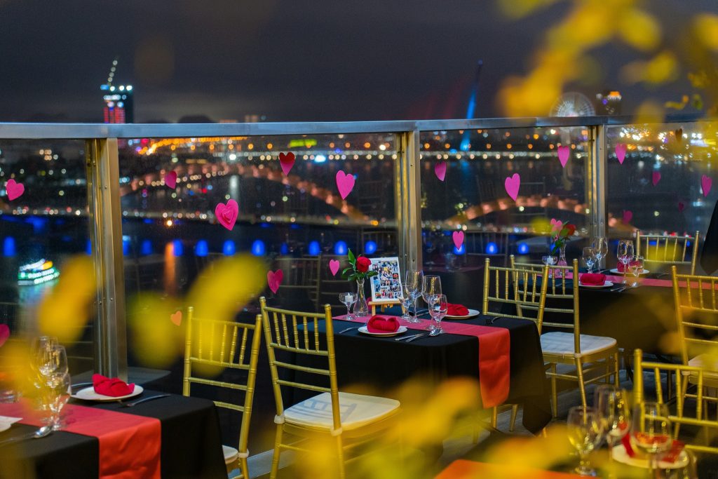 View lãng mạn quán cafe ngắm pháo hoa Brilliant Top Bar