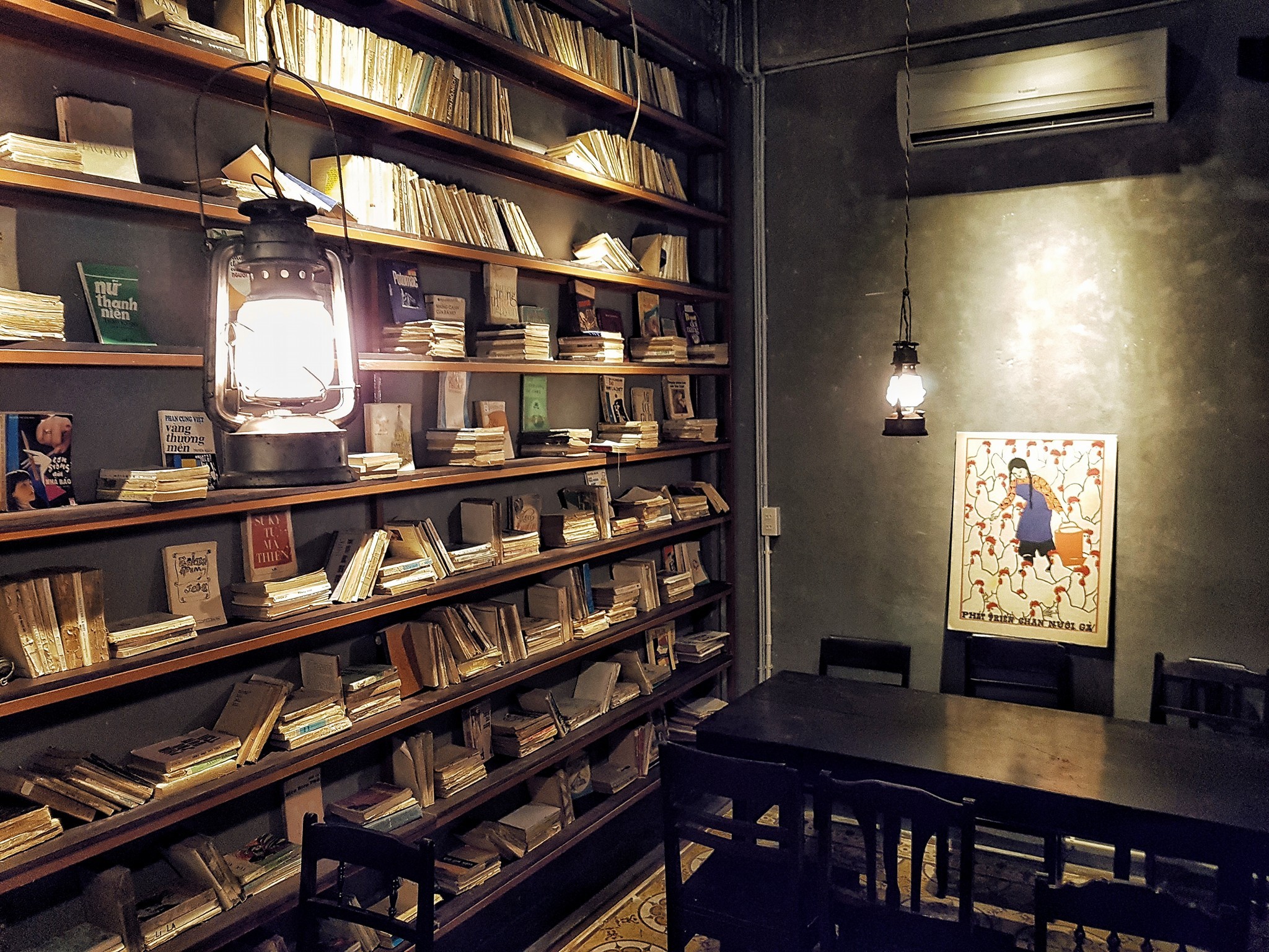 Góc đọc sách hoài niệm tại 1976 Cafe