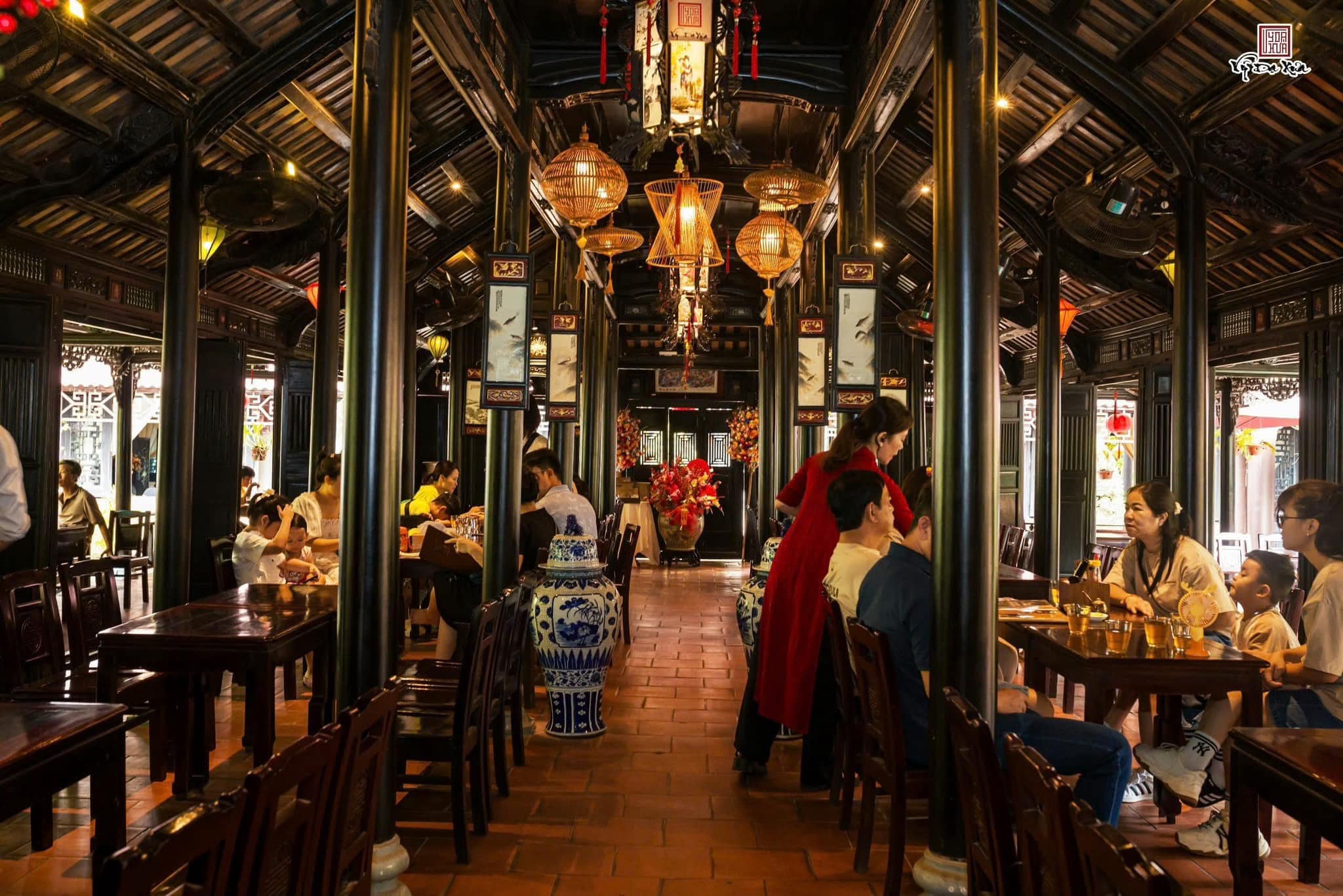 Không gian nhà rường tại Café Vỹ Dạ Xưa