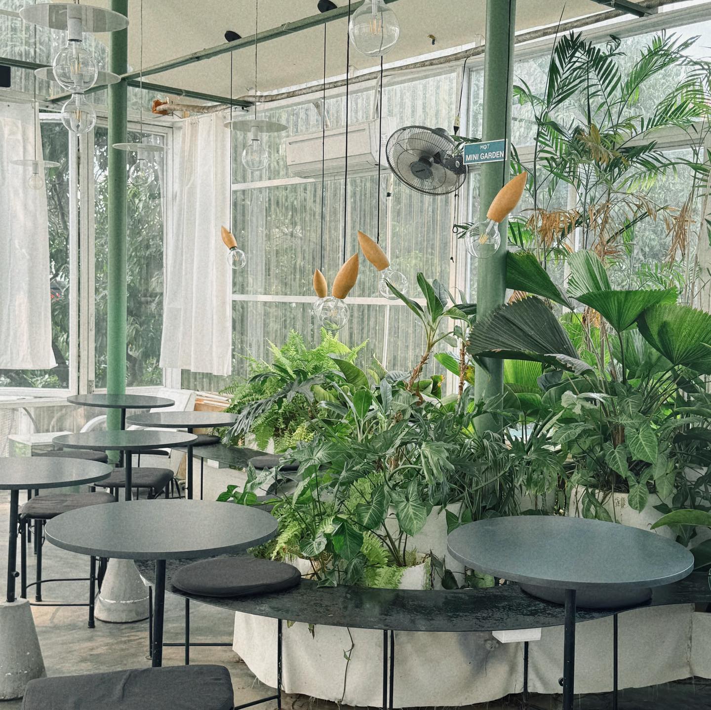 Không gian thư giãn tại Mọt Inspiration - quán café đẹp ở Huế