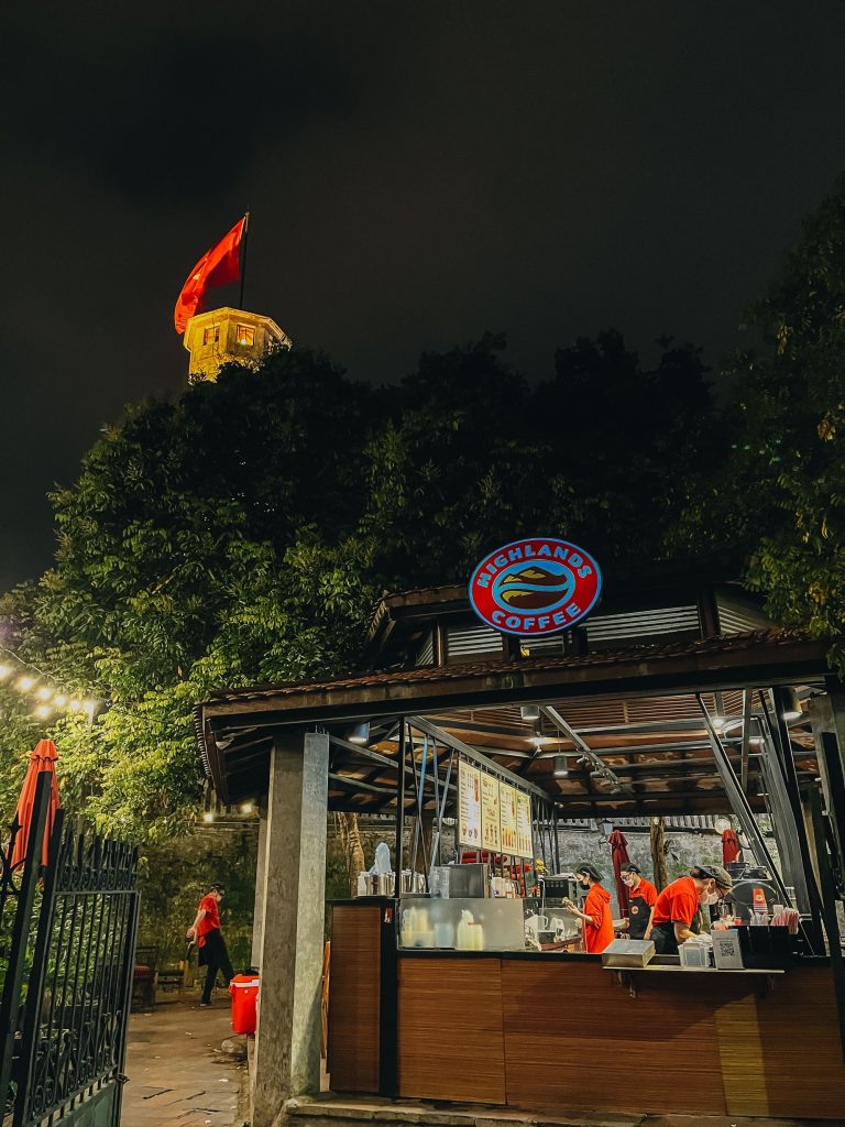 Vị trí vàng ngắm mùa thu Hà Nội tại Highland Coffee