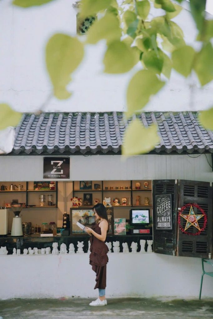 quan-cafe-ha-noi-ngam-mua-thu-ivivu-6-683x1024-1