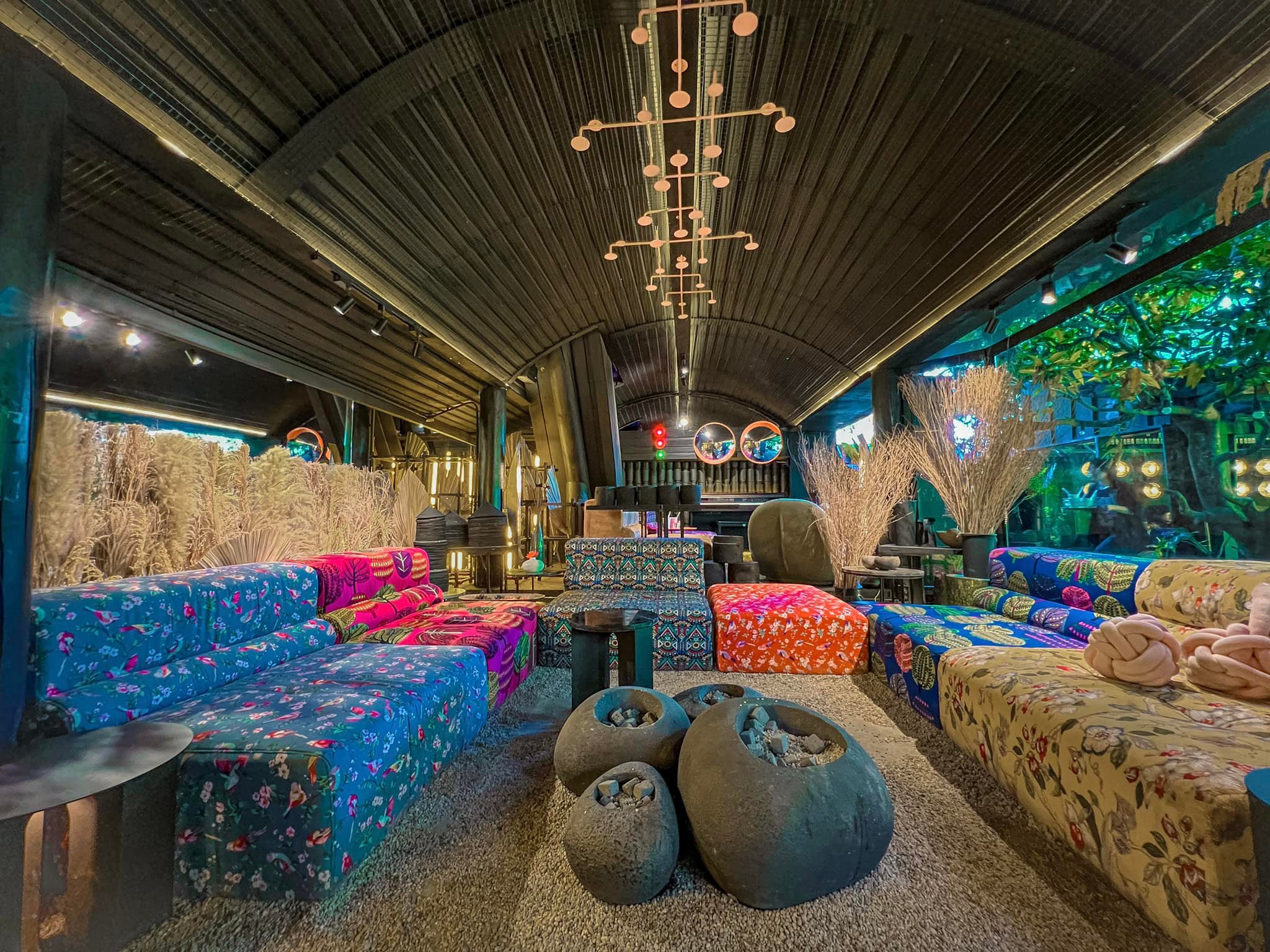 Đèn lồng và chi tiết cổ kính tại quán cafe Homuda Đà Lạt