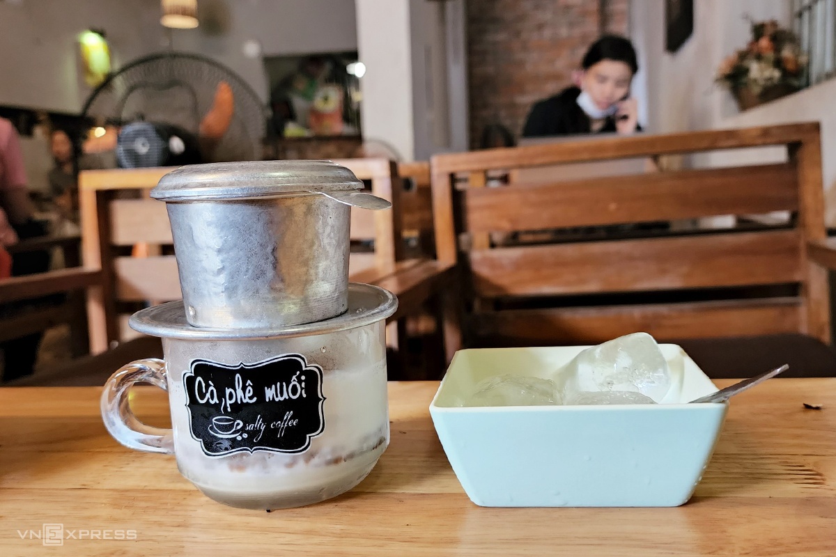 Ly cà phê muối ở Huế tại quán Nguyễn Lương Bằng