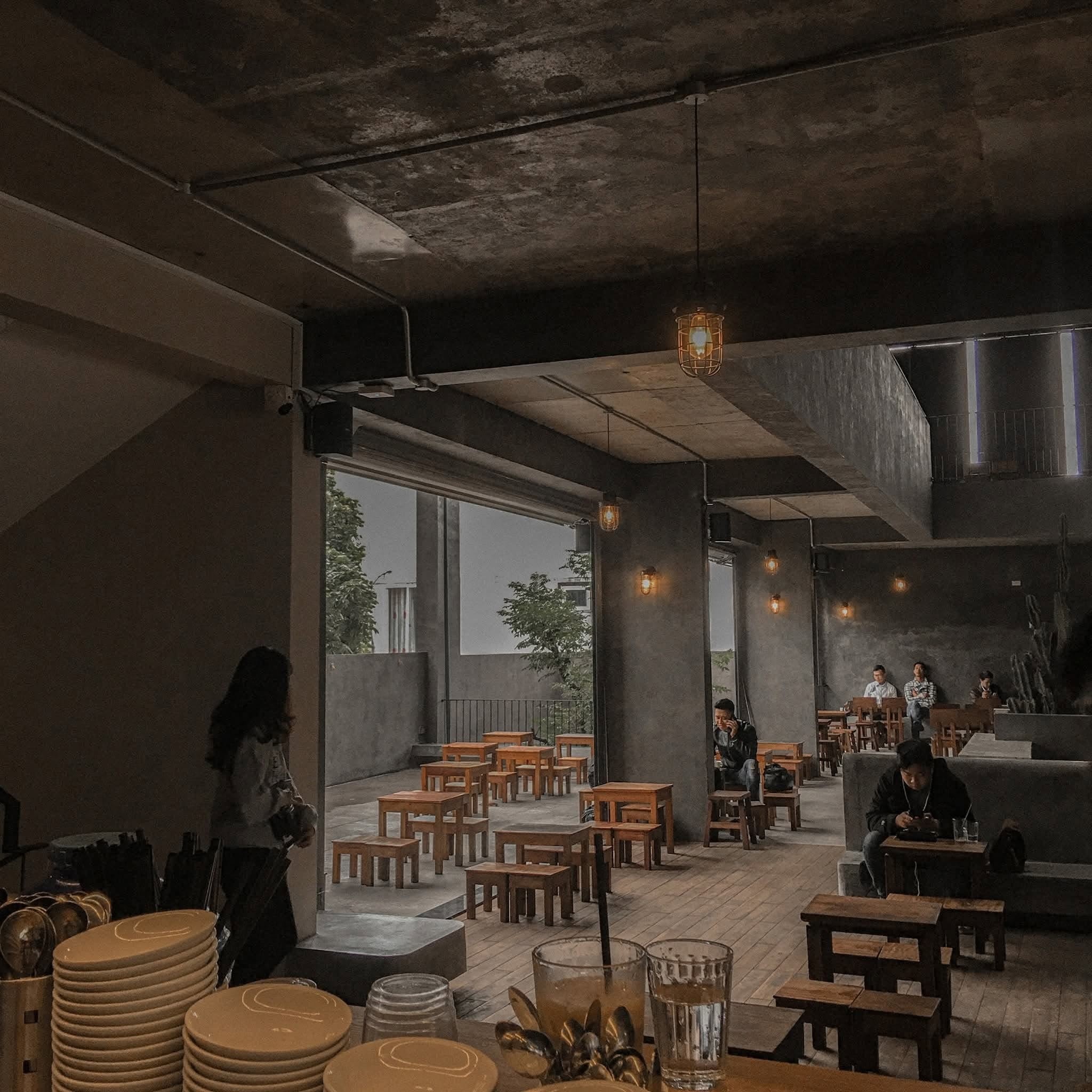 Bên trong quán Hello Coffee Huế
