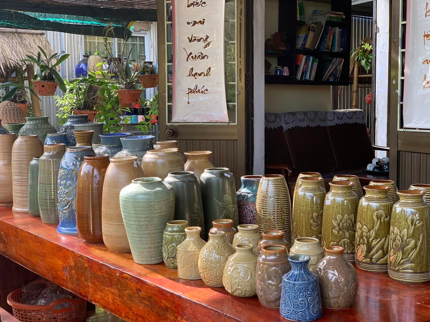 Trưng bày đồ gốm độc đáo tại Mộc Cafe
