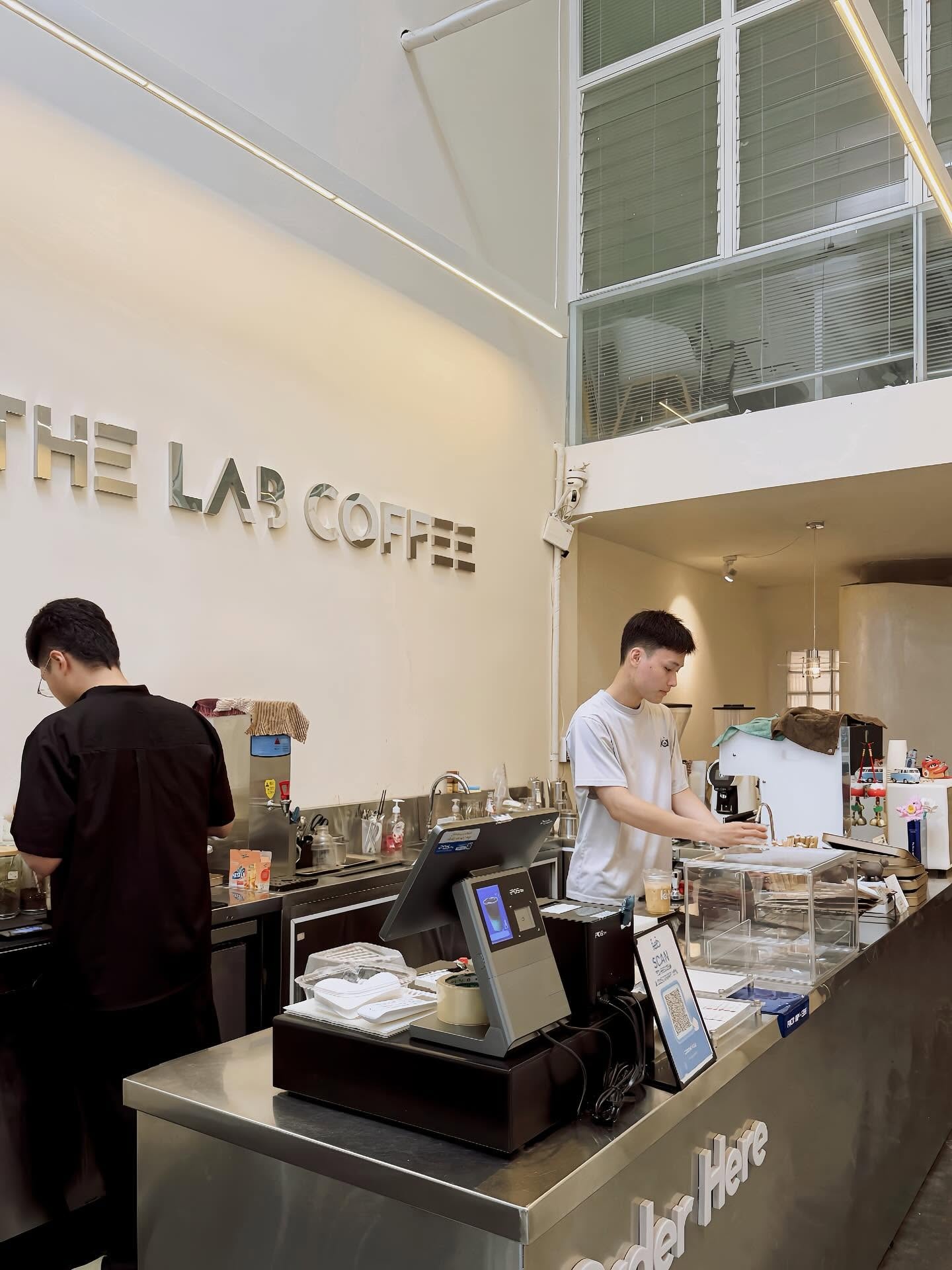 Không gian mang gam màu trắng xám tại The Lab Coffee