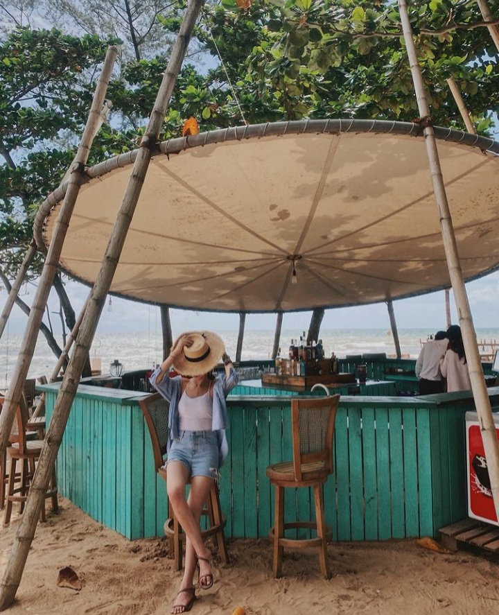Không gian quán cafe Phú Quốc Sunset Sanato Beach Club