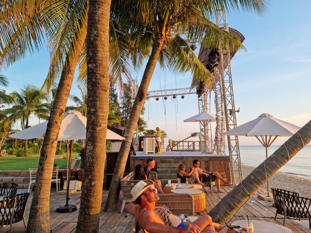 Không gian chill tại quán cafe Phú Quốc Shri Beach Club