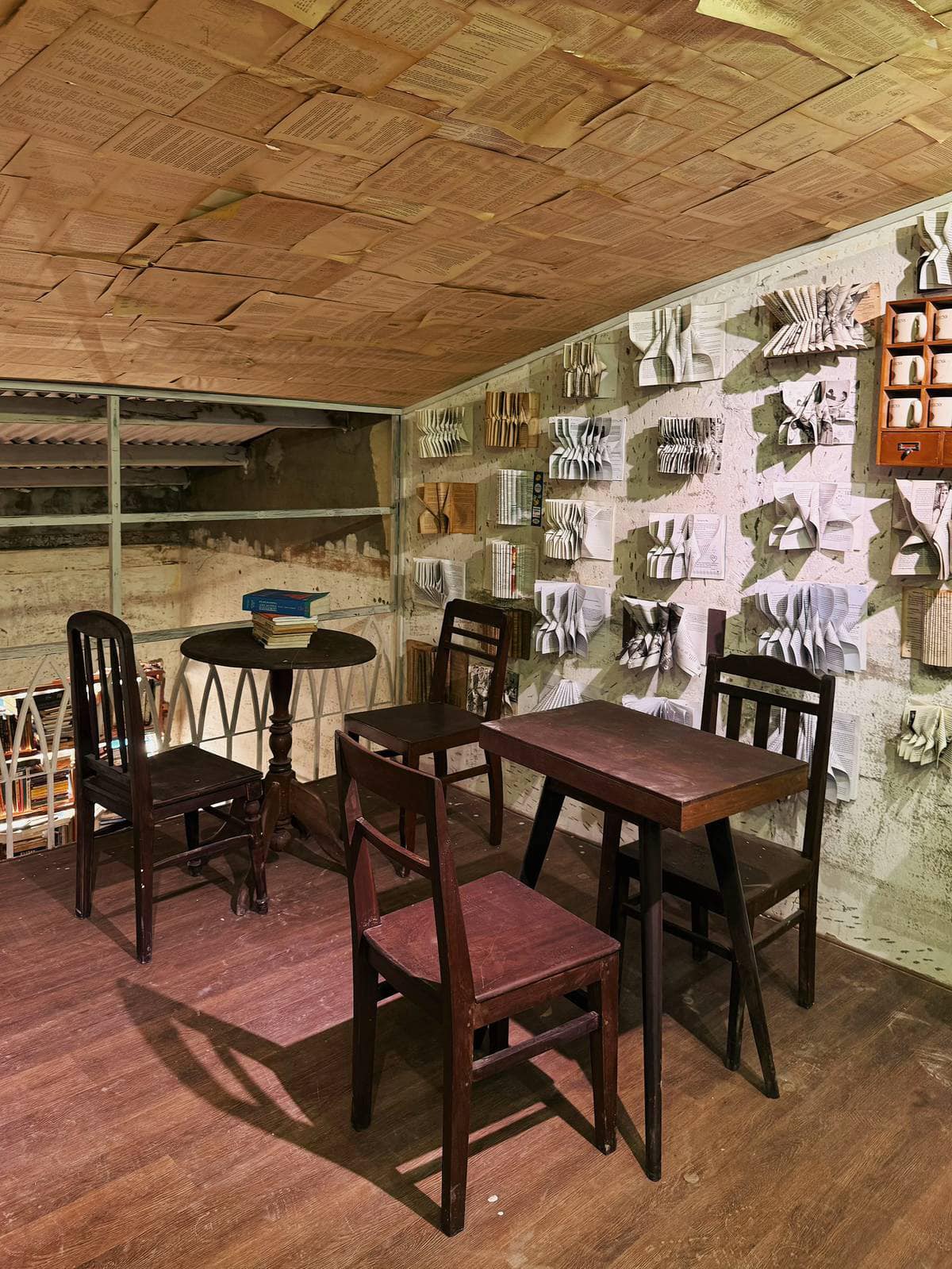 Góc trang trí quán cafe cờ đỏ sao vàng Ward Coffee