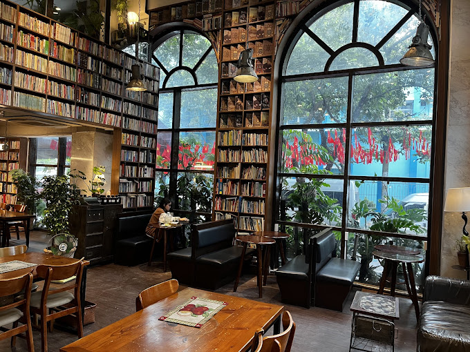 Bên ngoài quán cafe cờ đỏ sao vàng Giang