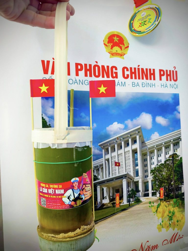 Cờ đỏ sao vàng trên ống cafe tại quán