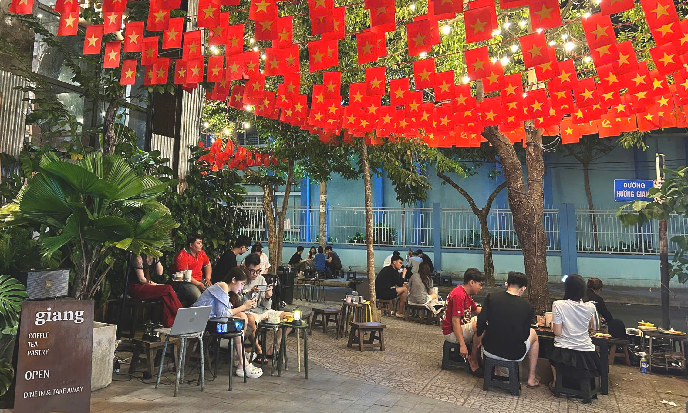 Không gian quán cafe cờ đỏ sao vàng
