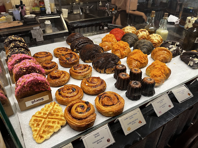 Nhiều loại bánh tại quán cafe cờ đỏ sao vàng