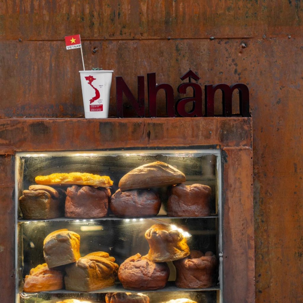 Không gian quán cafe cờ đỏ sao vàng Nhâm Coffee