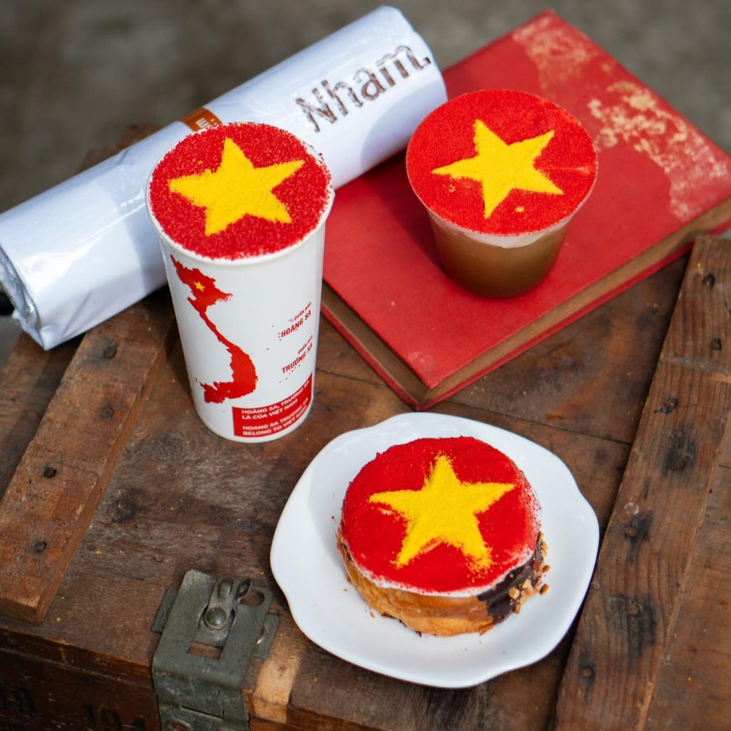 Bánh và nước trang trí cờ đỏ sao vàng