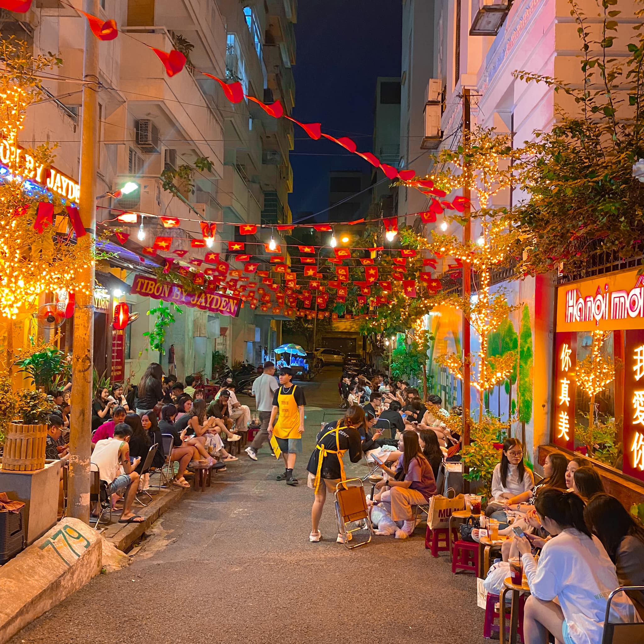 Không gian quán cafe cờ đỏ sao vàng Tibon by Jayden