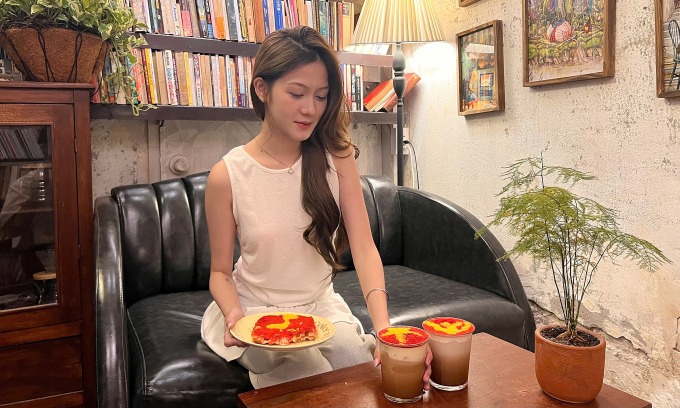 Cà phê muối và bánh waffle tại quán cafe cờ đỏ sao vàng
