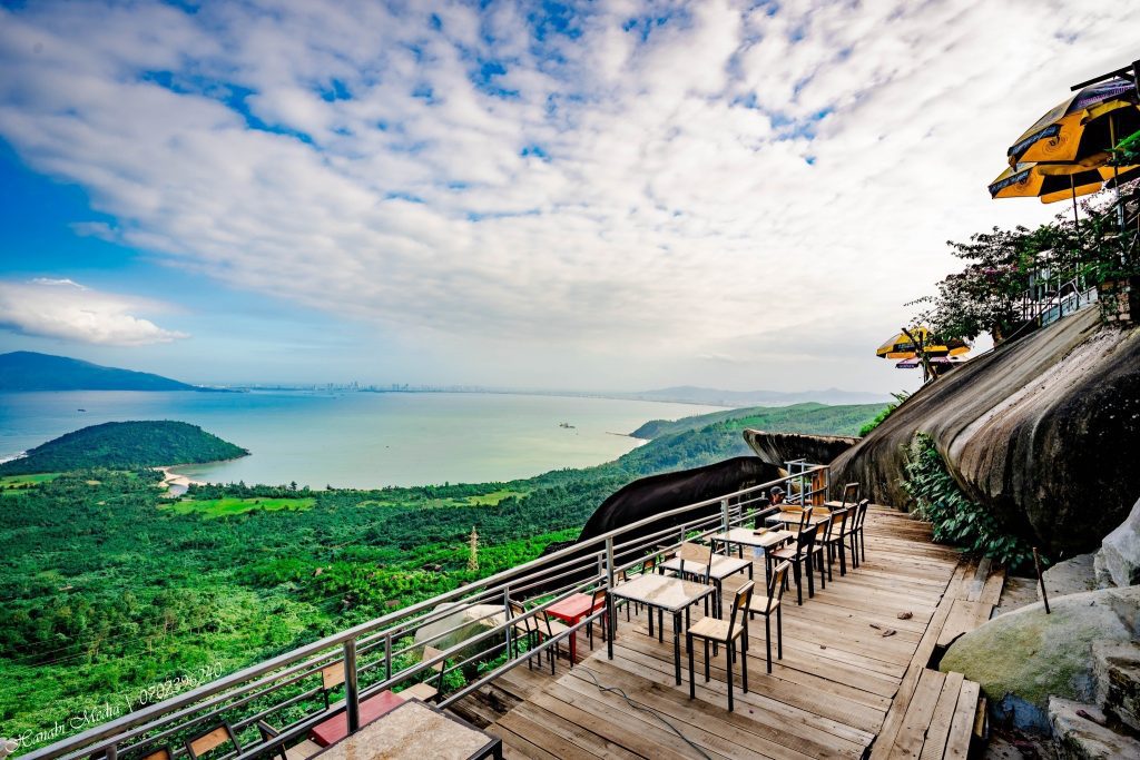 Quán cafe view đẹp đèo Hải Vân tại Hòn Đá Thuyền