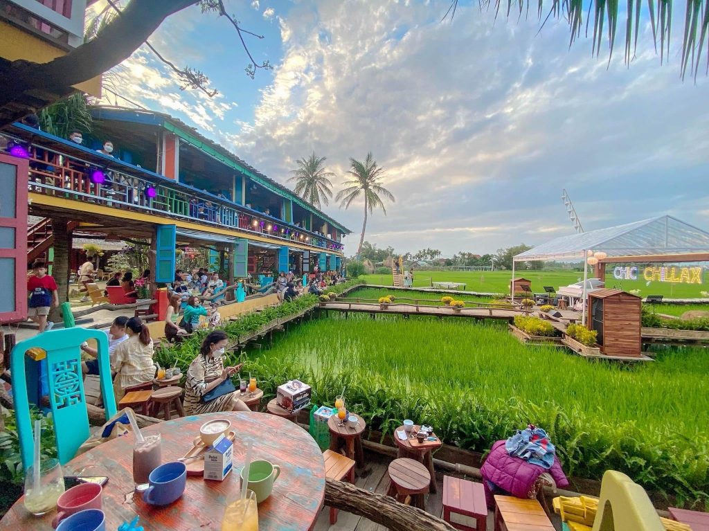 Thưởng thức đồ uống giữa ruộng lúa bát ngát ở quán cafe view ruộng lúa Hội An