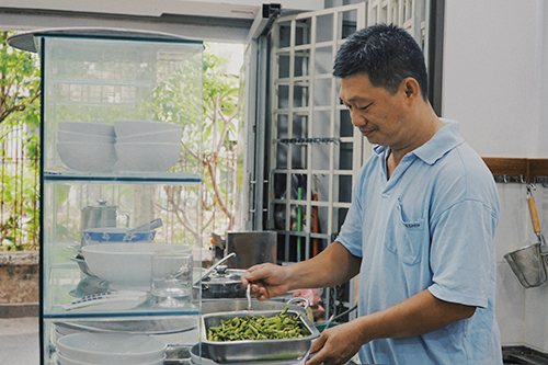 Chủ quán đặt bếp ở giữa nhà tại quán canh bún Sài Gòn