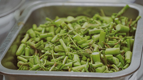 Rau rút ăn kèm được xắt nhỏ trong tô canh bún Sài Gòn