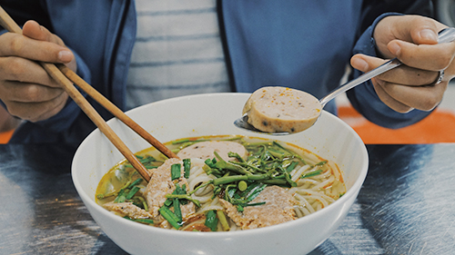 Chả bò được nhiều khách ưa thích tại quán canh bún Sài Gòn