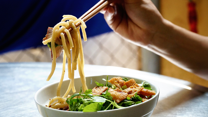 Một tô cao lầu đầy đặn ngay từ cái nhìn đầu tiên thường làm thực khách nhầm lẫn với mì Quảng nhưng thực tế lại hoàn toàn khác. Điểm đặc biệt của món cao lầu đậm chất Quảng Nam còn nằm ở chất lượng sợi mì.  Chủ quán kể, do không có thời gian, nhiều năm qua, quán lấy mì từ một lò nổi tiếng ở Hội An. Lò này lấy nước giếng Bá Lễ để làm nên cọng mì.