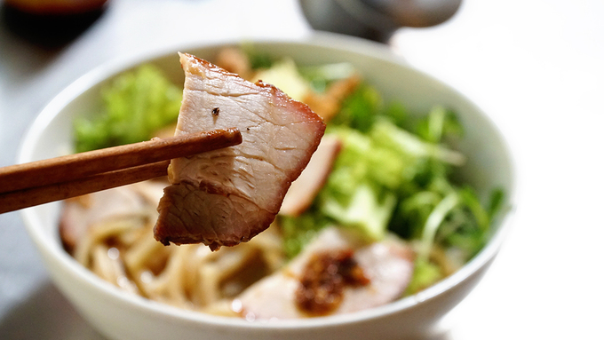 Tất cả các nguyên liệu này sẽ được chan ít nước nhưn (nước dùng) được làm từ thịt heo tẩm ướp ngũ vị hương, gia vị. Mỗi quán có bí quyết làm nước nhưn riêng để giữ chân khách.