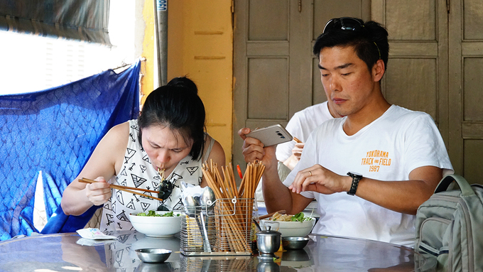 Một tô cao lầu tại quán bà Thanh có giá 30.000 đồng. Không gian không quá chật chội nhưng buổi trưa vẫn nóng. Quán bán từ sáng đến khoảng 2h chiều.
