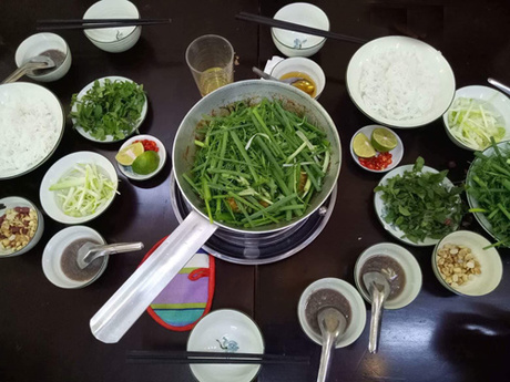 Khách có thể xin thêm các loại hành, thì là, rau sống ăn kèm.