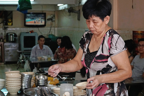 Bếp nấu được đặt ngay lối đi vào, tỏa mùi thơm nức tại quán cháo Sài Gòn. Nhân viên sẽ hỗ trợ phục vụ.