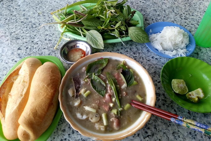 Bún tươi ăn kèm cháo bò An Giang
