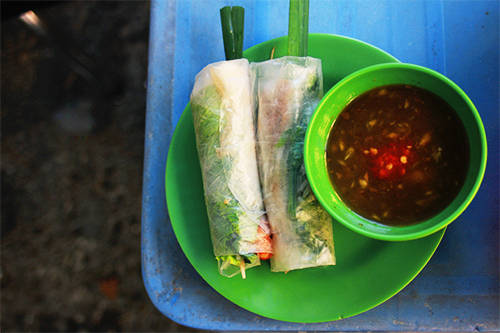 Gỏi cuốn tôm thịt ăn kèm cháo bò viên Sài Gòn