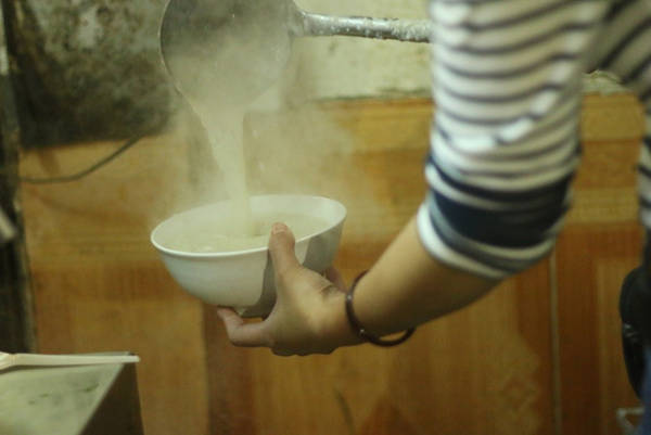 Tô cháo cá Hàng Bông nóng hổi vừa nấu