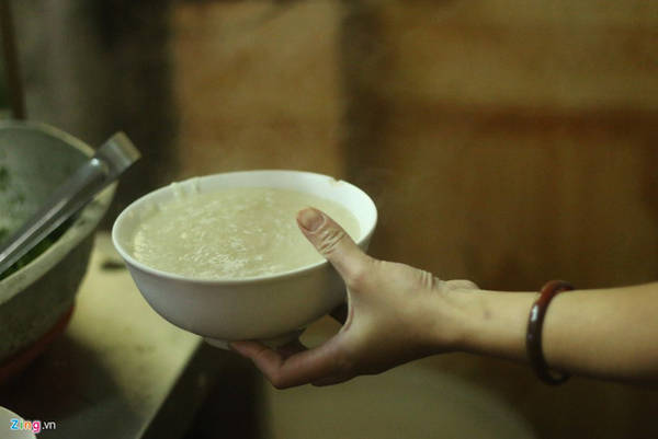 Cháo cá Hàng Bông trộn rau và thịt cá