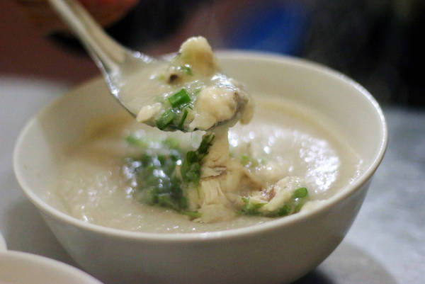 Trộn đều tô cháo cá Hàng Bông khi ăn