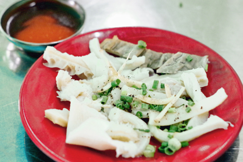 Phần sách bò được làm sạch sẽ, trình bày riêng một đĩa trong quán cháo lòng bò viên Sài Gòn