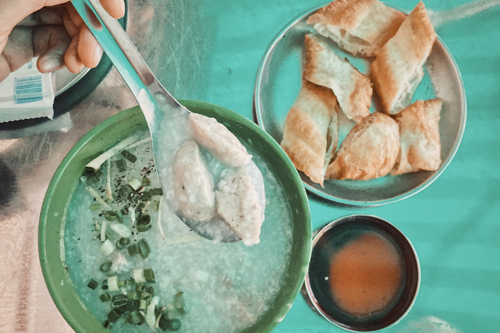 Món cháo lòng bò viên Sài Gòn ăn kèm quẩy và tương đen