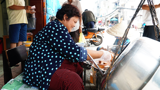 Quán mở từ 6h đến khoảng 14h. Chỗ đậu xe nằm ở kế bên, có người trông. Khách đến quán ăn cháo trên bàn ghế inox bên trong. Gian nhà nhỏ, hơi chật và nóng. Quán thường đông khách vào sáng sớm