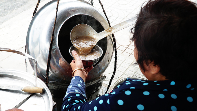 Gánh cháo lạ mắt với một chiếc nồi có hình dáng tựa như hai chiếc thau úp vào nhau, bên cạnh là một mâm đồ lòng đầy ắp. Khi có khách gọi, cô Út sẽ nhanh tay xếp lòng vào tô. Trước khi múc cháo, cô khuấy nhẹ nồi để phần nước và cháo hòa đều vào nhau. Làn khói từ đó mà toả ra thơm nức.
