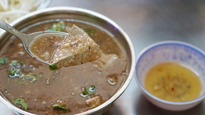 Riêng đồ lòng, cô Út cho biết chỉ chọn loại tươi, không lấy hàng đông lạnh. Các công đoạn từ đi chợ chọn nguyên liệu cho đến sơ chế, nấu nướng bắt đầu từ khoảng 1h sáng.