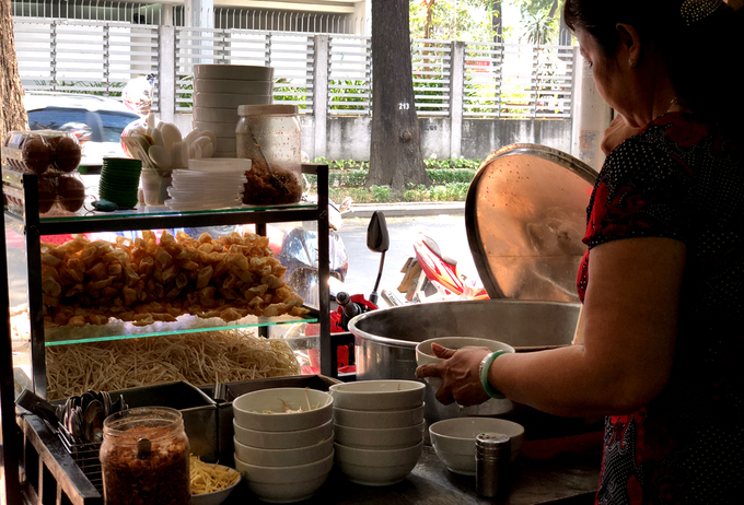 Chị Thanh chủ quán cháo mực Thanh Sơn kể về những ngày đầu bán hàng