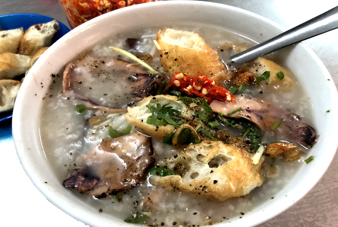 Tô cháo mực Thanh Sơn có giá 25.000 đồng, phục vụ từ 9h đến 22h
