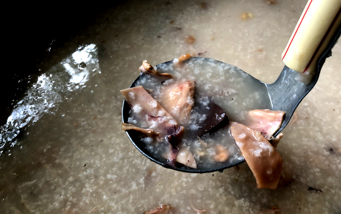 Những ngày đầu bán, quán chỉ có vài chiếc bàn nhỏ đặt sát vỉa hè, bán từ chiều đến tối. Giá mỗi tô cháo chỉ có mực và huyết giá hơn 1.000 đồng, rồi tăng dần lên 2.500 đồng. Khách ăn chủ yếu là sinh viên trường Kiến trúc và Kinh tế.