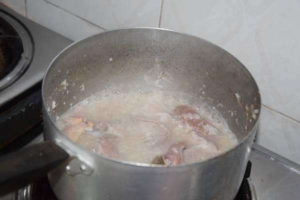 Khi khách gọi món, chủ quán múc cháo trắng từ nồi lớn, cho vào nồi nhỏ và đặt lên bếp đun. Trong khi đợi cháo sôi, các món nhân gồm lòng heo, tim, cật, thịt heo xay, dạ dày, cá xắt lát, nấm rơm cho vào một bát nhỏ, rưới nước mắm cốt lên cho ngấm